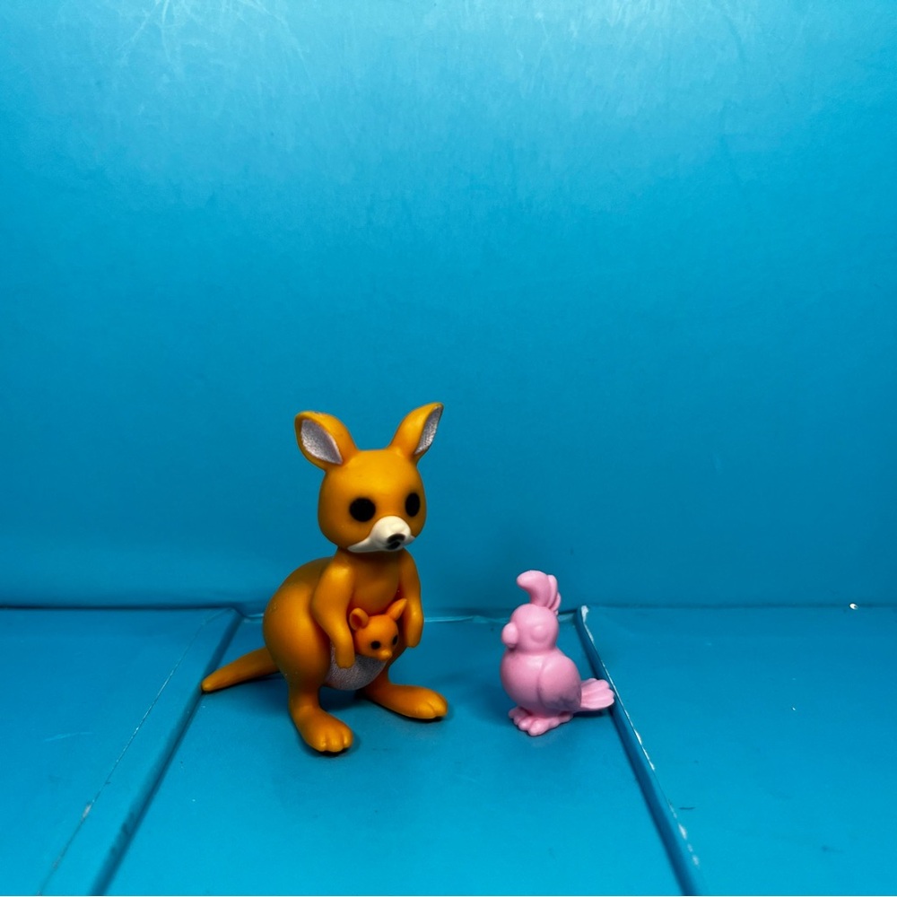 ⭐️ Zuru - Gumi Yum Surprise - Wildlife Series - Kangaroo w/ cockatoo accessory